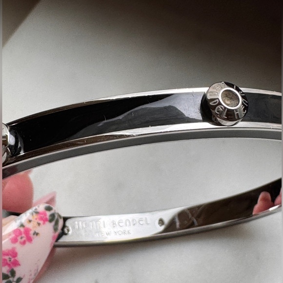💕 Henri Bendel Silver and Black Bangle Bracelet - Picture 4 of 10